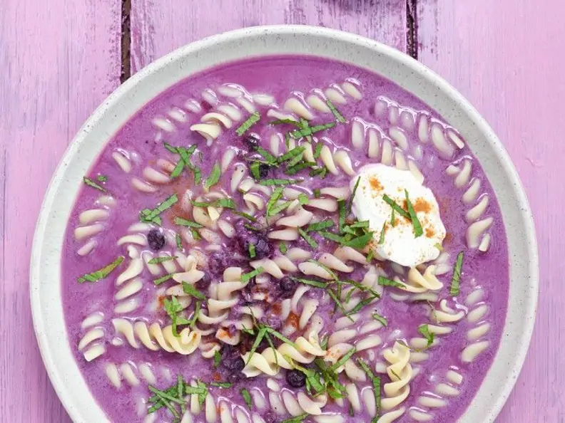 Kalte Blaubeersuppe mit Nudeln