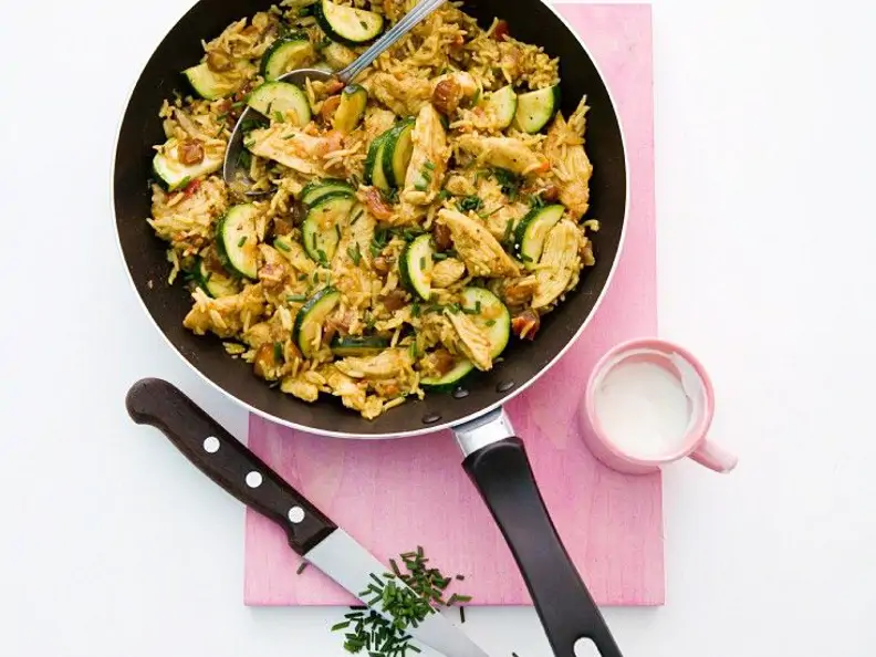 Reispfanne mit Huhn, Datteln und Zucchini