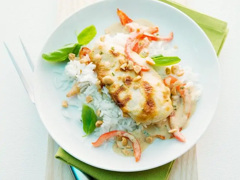 Hähnchen mit Erdnusssauce und Reis