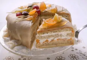 Orangen-Marzipan-Torte mit kandiertem Obst