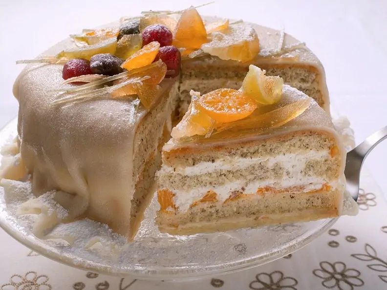 Orangen-Marzipan-Torte mit kandiertem Obst