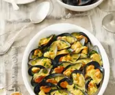 Gratinierte Miesmuscheln mit Sauce