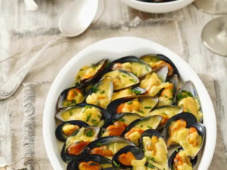 Gratinierte Miesmuscheln mit Sauce