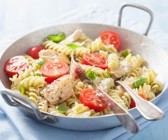 Fusilli mit Pesto, Hähnchen und Tomaten