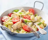 Fusilli mit Pesto, Hähnchen und Tomaten