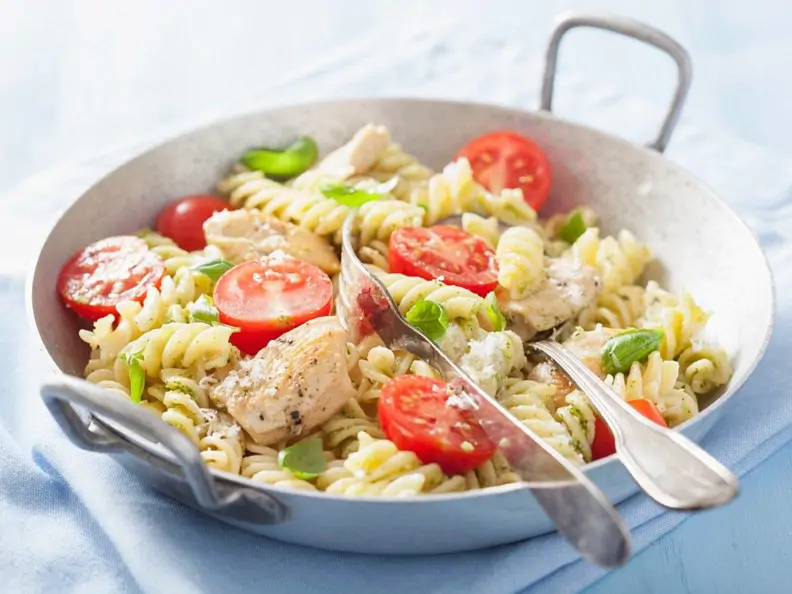 Fusilli mit Pesto, Hähnchen und Tomaten