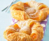 Blätterteiggebäck mit Aprikosenfüllung
