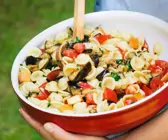 Nudelsalat mit Käse und Auberginen