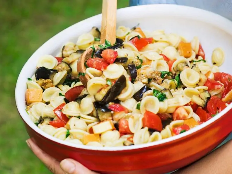 Nudelsalat mit Käse und Auberginen