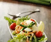 Salat mit Spargel, Flusskrebsen, Ei und Avocado