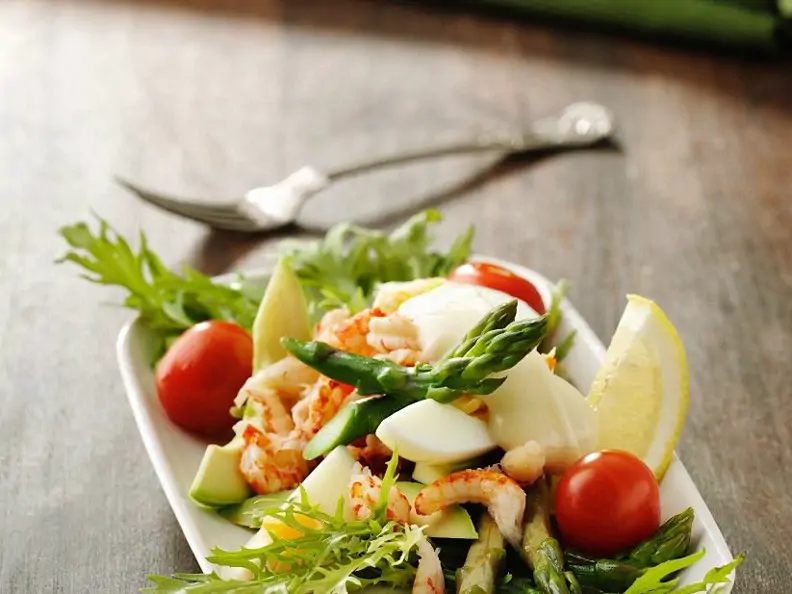 Salat mit Spargel, Flusskrebsen, Ei und Avocado