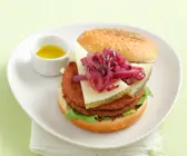 Ziegenkäseburger mit karamellisierten Zwiebeln