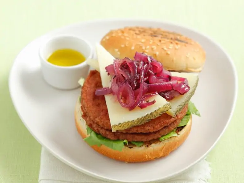 Ziegenkäseburger mit karamellisierten Zwiebeln