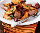 Bratwurst mit Zwiebel und Potato Wedges