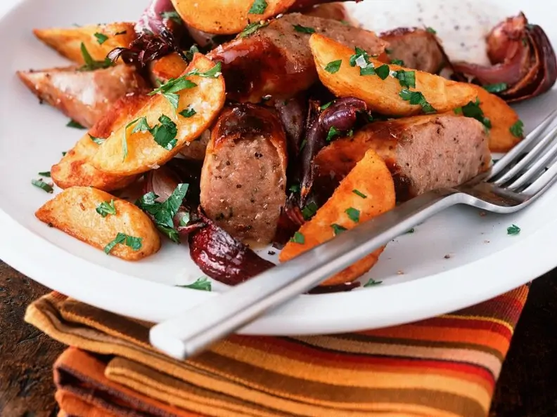 Bratwurst mit Zwiebel und Potato Wedges