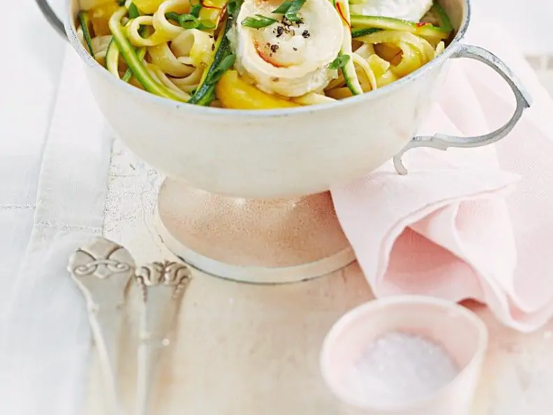 Tagliatelle mit Orangensoße, Zucchini und Ziegenkäse