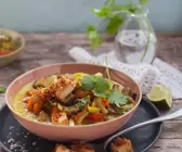 Currysuppe mit Gemüse und Knuspertofu