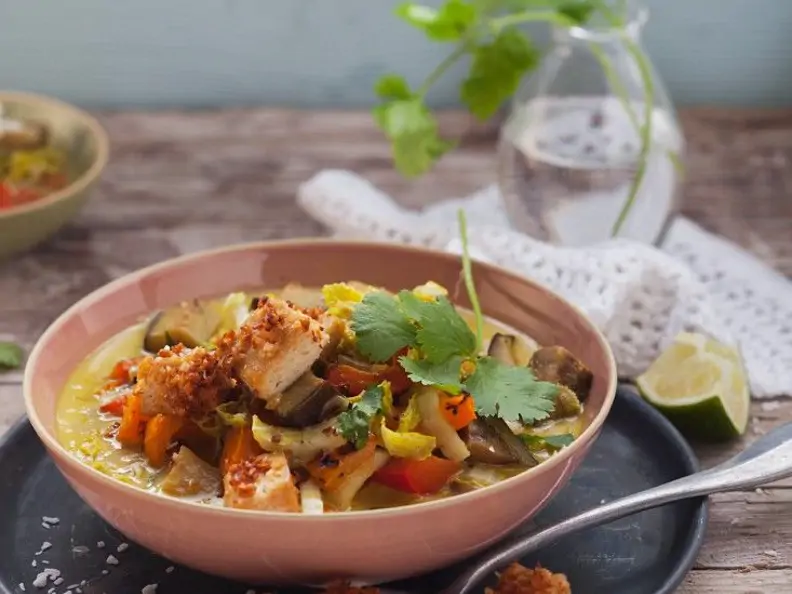 Currysuppe mit Gemüse und Knuspertofu