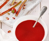 Rhabarbersuppe mit Erdbeeren