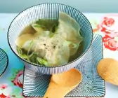 Asiatische Suppe mit Teigtaschen