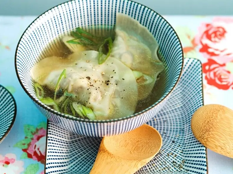 Asiatische Suppe mit Teigtaschen