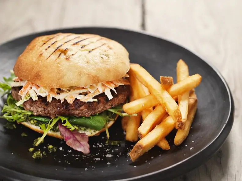 Burger mit Coleslaw