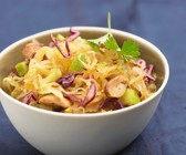 Salat aus Sauerkraut und Erdnüssen