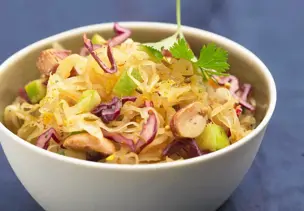 Salat aus Sauerkraut und Erdnüssen