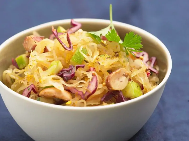 Salat aus Sauerkraut und Erdnüssen
