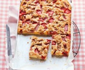 Rhabarber-Erdbeerkuchen mit Streusel