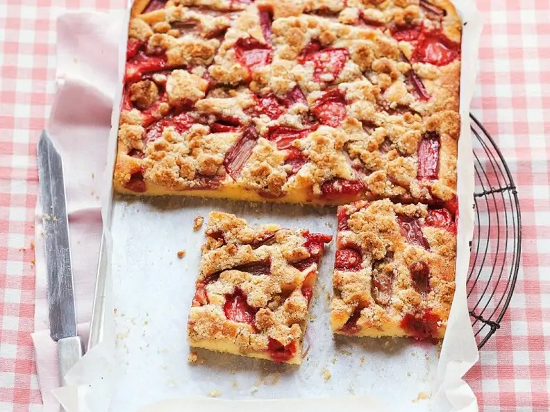 Rhabarber-Erdbeerkuchen mit Streusel