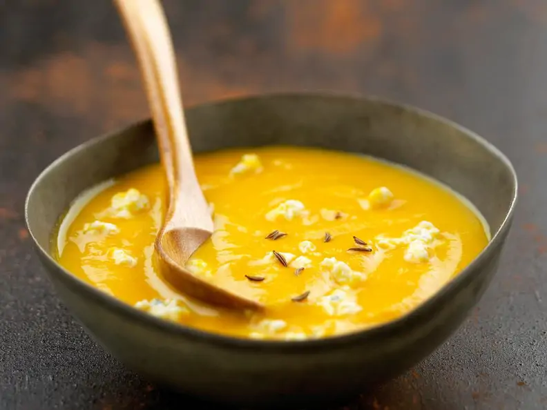 Möhrensuppe mit Schafskäse und Kümmel