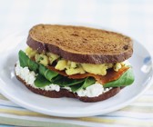Brotsandwich mit Rührei und Lachs