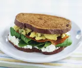 Brotsandwich mit Rührei und Lachs