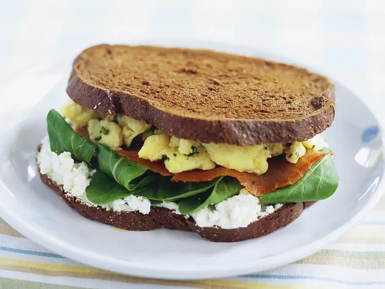Brotsandwich mit Rührei und Lachs