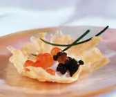 Parmesanschälchen mit Kaviar und Sauerrahm
