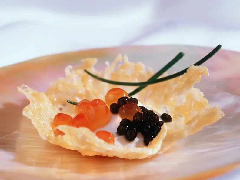 Parmesanschälchen mit Kaviar und Sauerrahm