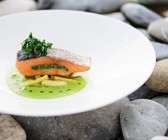 Gefülltes Lachsfilet auf Kräutersoße