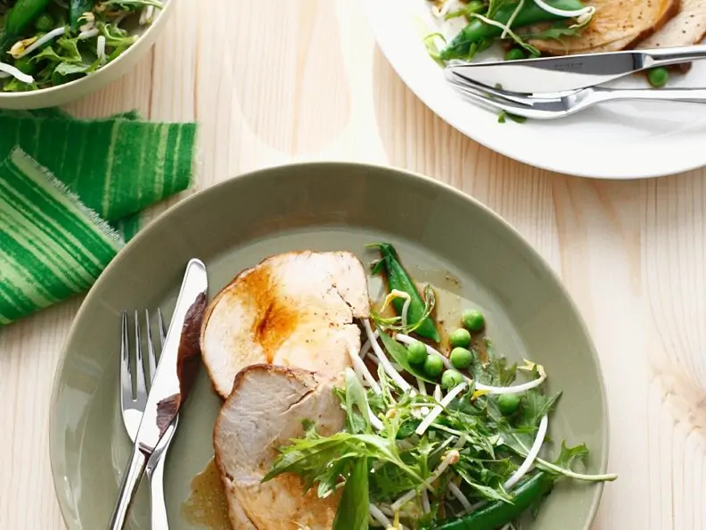 Schweinebraten mit Salat