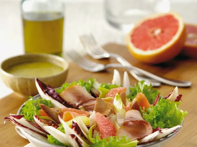 Salat mit Räucherfleisch und Grapfefruit