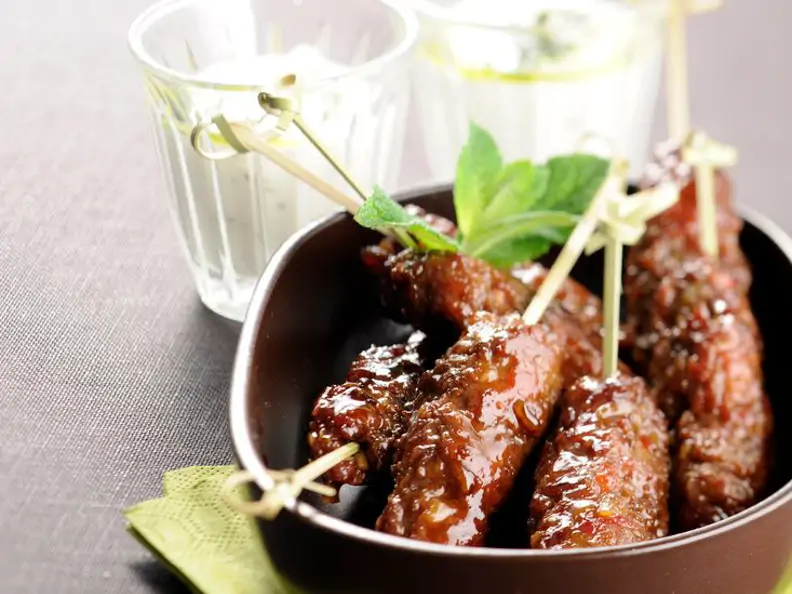 Lammspieße mit Joghurt-Minz-Sauce