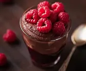 Mousse au chocolat mit Kirschen und Beeren