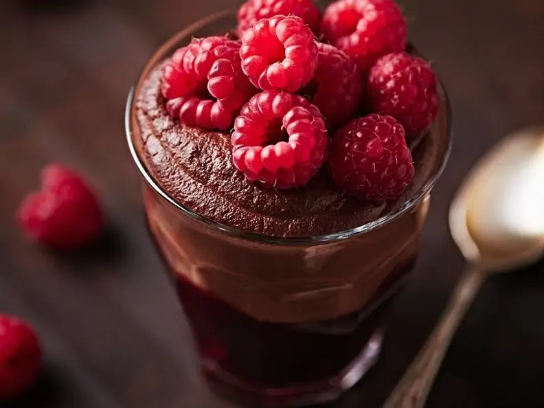 Mousse au chocolat mit Kirschen und Beeren