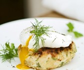 Fisch-Kartoffel-Frikadelle mit verlorenem Ei