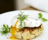 Fisch-Kartoffel-Frikadelle mit verlorenem Ei