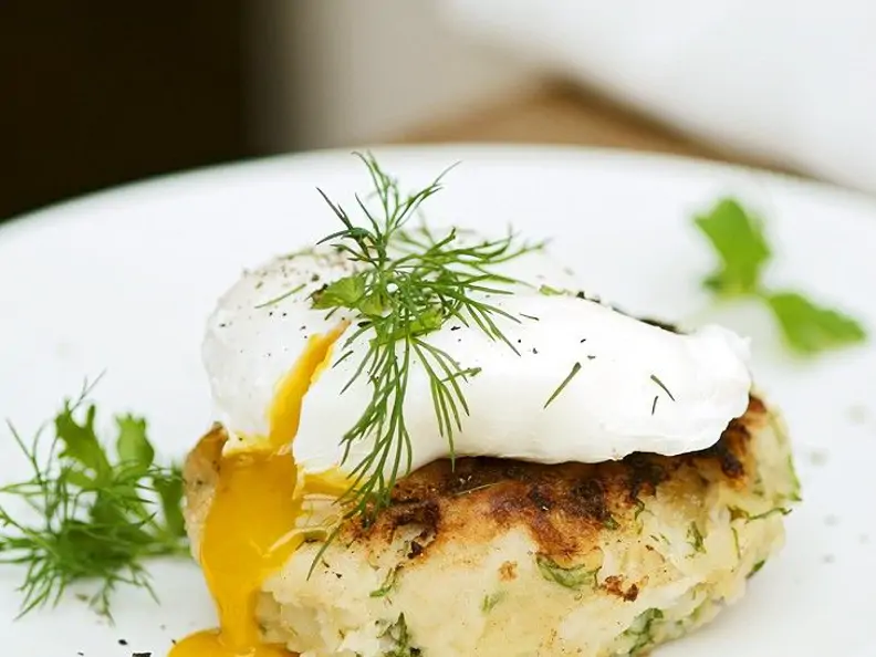 Fisch-Kartoffel-Frikadelle mit verlorenem Ei