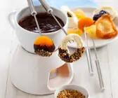 Schokofondue mit getrockneten Früchten
