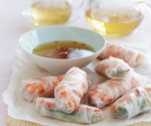 Reispapierröllchen mit Chilisauce