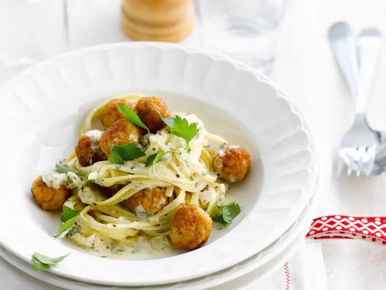 Pasta mit Geflüglebällchen