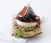 Brie-Snack mit Zwiebelchutney und Feigen